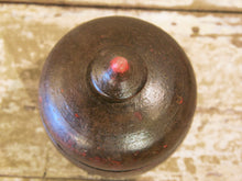 Carica l&#39;immagine nel visualizzatore di Gallery, Box Tikka Indiano antico in legno di teak ricavato da un unico tronco di legno incavato e laccato, databile primi anni del 900, porta molto bene l&#39;usura e la patina del tempo . Pezzo unico per contenere il Tikka, polvere rossa utilizzata essenzialmente per cerimonie di origine Induista dove si segna la fronte con una striscia rossa . dimesnioni diametro 13 h14 cm.    per ulteriori info o foto contattare via mail info@etniko.it watshapp 0039 3338778241 instagram , facebook, etsy : etnikobycrosato