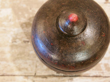 Carica l&#39;immagine nel visualizzatore di Gallery, Box Tikka Indiano antico in legno di teak ricavato da un unico tronco di legno incavato e laccato, databile primi anni del 900, porta molto bene l&#39;usura e la patina del tempo . Pezzo unico per contenere il Tikka, polvere rossa utilizzata essenzialmente per cerimonie di origine Induista dove si segna la fronte con una striscia rossa . dimesnioni diametro 13 h14 cm.    per ulteriori info o foto contattare via mail info@etniko.it watshapp 0039 3338778241 instagram , facebook, etsy : etnikobycrosato