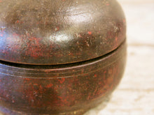 Carica l&#39;immagine nel visualizzatore di Gallery, Box Tikka Indiano antico in legno di teak ricavato da un unico tronco di legno incavato e laccato, databile primi anni del 900, porta molto bene l&#39;usura e la patina del tempo . Pezzo unico per contenere il Tikka, polvere rossa utilizzata essenzialmente per cerimonie di origine Induista dove si segna la fronte con una striscia rossa . dimesnioni diametro 13 h14 cm.    per ulteriori info o foto contattare via mail info@etniko.it watshapp 0039 3338778241 instagram , facebook, etsy : etnikobycrosato