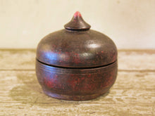 Carica l&#39;immagine nel visualizzatore di Gallery, Box Tikka Indiano antico in legno di teak ricavato da un unico tronco di legno incavato e laccato, databile primi anni del 900, porta molto bene l&#39;usura e la patina del tempo . Pezzo unico per contenere il Tikka, polvere rossa utilizzata essenzialmente per cerimonie di origine Induista dove si segna la fronte con una striscia rossa . dimesnioni diametro 13 h14 cm.    per ulteriori info o foto contattare via mail info@etniko.it watshapp 0039 3338778241 instagram , facebook, etsy : etnikobycrosato