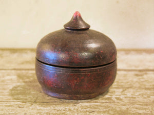 Box Tikka Indiano antico in legno di teak ricavato da un unico tronco di legno incavato e laccato, databile primi anni del 900, porta molto bene l'usura e la patina del tempo . Pezzo unico per contenere il Tikka, polvere rossa utilizzata essenzialmente per cerimonie di origine Induista dove si segna la fronte con una striscia rossa . dimesnioni diametro 13 h14 cm.    per ulteriori info o foto contattare via mail info@etniko.it watshapp 0039 3338778241 instagram , facebook, etsy : etnikobycrosato