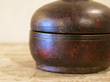 Carica l&#39;immagine nel visualizzatore di Gallery, Box Tikka Indiano antico in legno di teak ricavato da un unico tronco di legno incavato e laccato, databile primi anni del 900, porta molto bene l&#39;usura e la patina del tempo . Pezzo unico per contenere il Tikka, polvere rossa utilizzata essenzialmente per cerimonie di origine Induista dove si segna la fronte con una striscia rossa . dimesnioni diametro 13 h14 cm.    per ulteriori info o foto contattare via mail info@etniko.it watshapp 0039 3338778241 instagram , facebook, etsy : etnikobycrosato