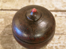 Carica l&#39;immagine nel visualizzatore di Gallery, Box Tikka Indiano antico in legno di teak ricavato da un unico tronco di legno incavato e laccato, databile primi anni del 900, porta molto bene l&#39;usura e la patina del tempo . Pezzo unico per contenere il Tikka, polvere rossa utilizzata essenzialmente per cerimonie di origine Induista dove si segna la fronte con una striscia rossa . dimesnioni diametro 13 h14 cm.    per ulteriori info o foto contattare via mail info@etniko.it watshapp 0039 3338778241 instagram , facebook, etsy : etnikobycrosato