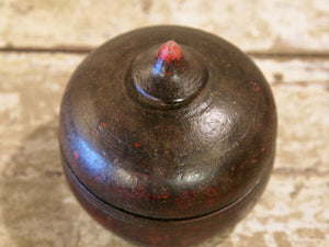 Box Tikka Indiano antico in legno di teak ricavato da un unico tronco di legno incavato e laccato, databile primi anni del 900, porta molto bene l'usura e la patina del tempo . Pezzo unico per contenere il Tikka, polvere rossa utilizzata essenzialmente per cerimonie di origine Induista dove si segna la fronte con una striscia rossa . dimesnioni diametro 13 h14 cm.    per ulteriori info o foto contattare via mail info@etniko.it watshapp 0039 3338778241 instagram , facebook, etsy : etnikobycrosato