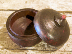 Box Tikka Indiano antico in legno di teak ricavato da un unico tronco di legno incavato e laccato, databile primi anni del 900, porta molto bene l'usura e la patina del tempo . Pezzo unico per contenere il Tikka, polvere rossa utilizzata essenzialmente per cerimonie di origine Induista dove si segna la fronte con una striscia rossa . dimesnioni diametro 13 h14 cm.    per ulteriori info o foto contattare via mail info@etniko.it watshapp 0039 3338778241 instagram , facebook, etsy : etnikobycrosato