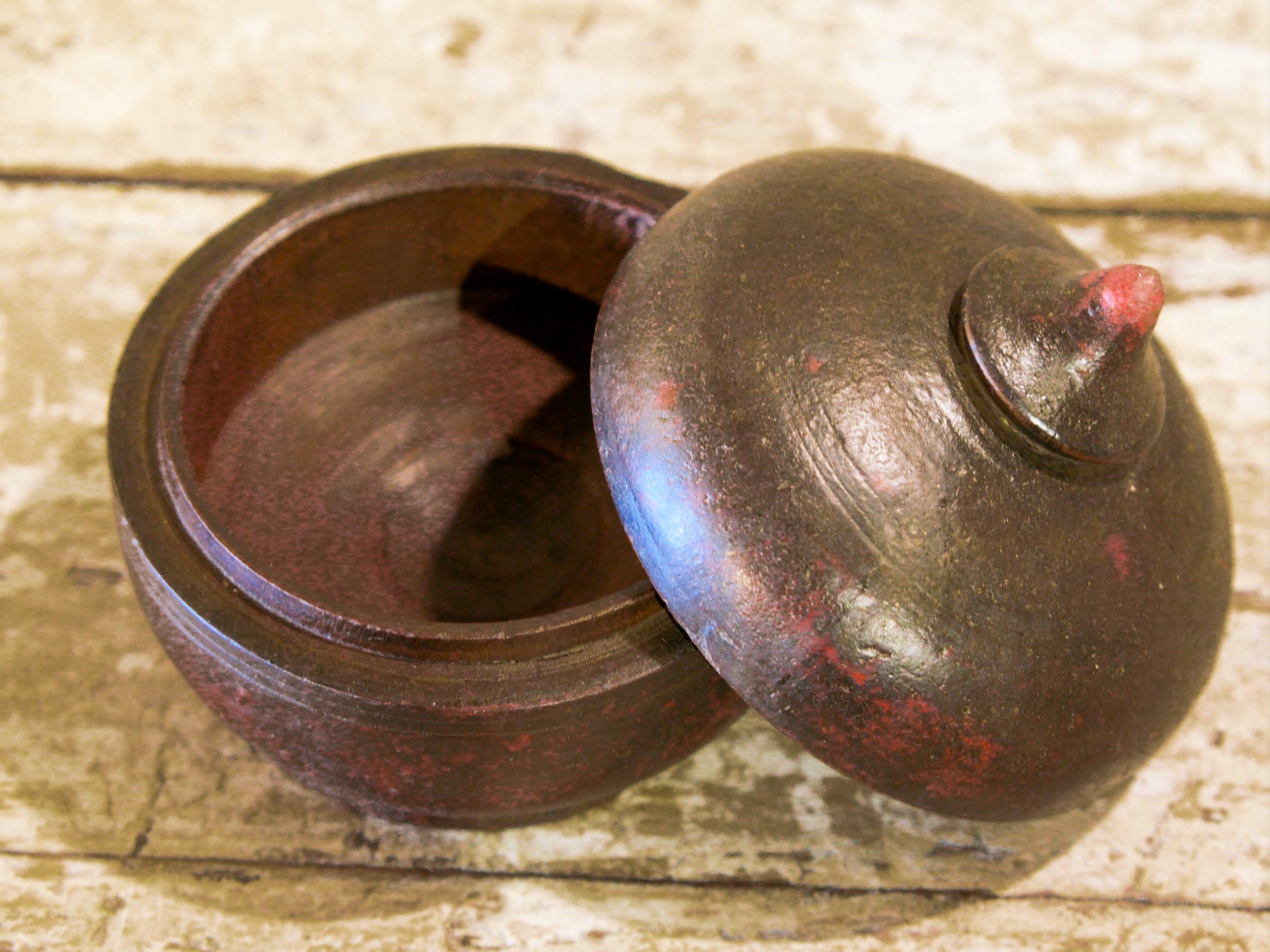 Box Tikka Indiano antico in legno di teak ricavato da un unico tronco di legno incavato e laccato, databile primi anni del 900, porta molto bene l'usura e la patina del tempo . Pezzo unico per contenere il Tikka, polvere rossa utilizzata essenzialmente per cerimonie di origine Induista dove si segna la fronte con una striscia rossa . dimesnioni diametro 13 h14 cm.    per ulteriori info o foto contattare via mail info@etniko.it watshapp 0039 3338778241 instagram , facebook, etsy : etnikobycrosato