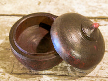 Carica l&#39;immagine nel visualizzatore di Gallery, Box Tikka Indiano antico in legno di teak ricavato da un unico tronco di legno incavato e laccato, databile primi anni del 900, porta molto bene l&#39;usura e la patina del tempo . Pezzo unico per contenere il Tikka, polvere rossa utilizzata essenzialmente per cerimonie di origine Induista dove si segna la fronte con una striscia rossa . dimesnioni diametro 13 h14 cm.    per ulteriori info o foto contattare via mail info@etniko.it watshapp 0039 3338778241 instagram , facebook, etsy : etnikobycrosato