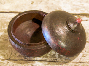 Box Tikka Indiano antico in legno di teak ricavato da un unico tronco di legno incavato e laccato, databile primi anni del 900, porta molto bene l'usura e la patina del tempo . Pezzo unico per contenere il Tikka, polvere rossa utilizzata essenzialmente per cerimonie di origine Induista dove si segna la fronte con una striscia rossa . dimesnioni diametro 13 h14 cm.    per ulteriori info o foto contattare via mail info@etniko.it watshapp 0039 3338778241 instagram , facebook, etsy : etnikobycrosato