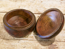 Carica l&#39;immagine nel visualizzatore di Gallery, Box Tikka Indiano antico in legno di teak ricavato da un unico tronco di legno incavato e laccato, databile primi anni del 900, porta molto bene l&#39;usura e la patina del tempo . Pezzo unico per contenere il Tikka, polvere rossa utilizzata essenzialmente per cerimonie di origine Induista dove si segna la fronte con una striscia rossa . dimesnioni diametro 13 h14 cm.    per ulteriori info o foto contattare via mail info@etniko.it watshapp 0039 3338778241 instagram , facebook, etsy : etnikobycrosato