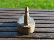 Carica l&#39;immagine nel visualizzatore di Gallery, Scatola proveniente dall&#39;India realizzata in legno di teak, databile prima metà 900. Il pezzo è dotato di un piano girevole che si apre rivelando ulteriore spazio di archiviazione e scomparti. Le scatole di tikka con coperchio contenevano originariamente vari pigmenti colorati, principalmente per applicare il marchio indù Bindi sulla fronte in base all&#39;età e all&#39;utilizzo. Pezzo unico, perfettamente conservato, patina originale.  dimensioni 15x6 h9 cm
