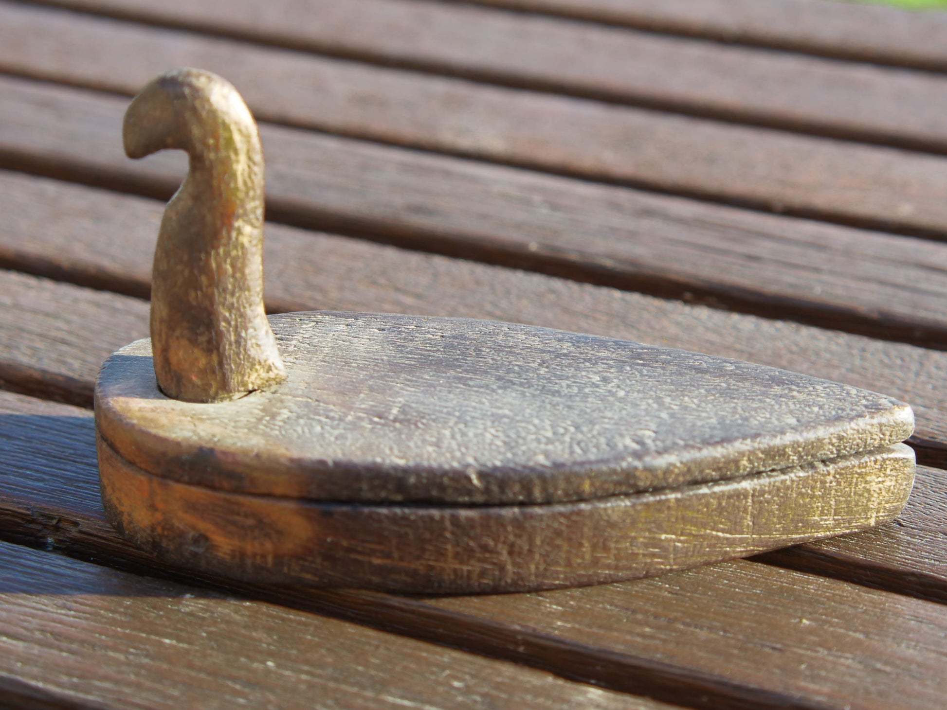 Scatola proveniente dall'India realizzata in legno di teak, databile prima metà 900. Il pezzo è dotato di un piano girevole che si apre rivelando ulteriore spazio di archiviazione e scomparti. Le scatole di tikka con coperchio contenevano originariamente vari pigmenti colorati, principalmente per applicare il marchio indù Bindi sulla fronte in base all'età e all'utilizzo. Pezzo unico, perfettamente conservato, patina originale.  dimensioni 15x6 h9 cm