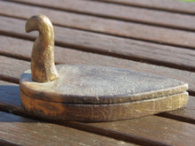 Carica l&#39;immagine nel visualizzatore di Gallery, Scatola proveniente dall&#39;India realizzata in legno di teak, databile prima metà 900. Il pezzo è dotato di un piano girevole che si apre rivelando ulteriore spazio di archiviazione e scomparti. Le scatole di tikka con coperchio contenevano originariamente vari pigmenti colorati, principalmente per applicare il marchio indù Bindi sulla fronte in base all&#39;età e all&#39;utilizzo. Pezzo unico, perfettamente conservato, patina originale.  dimensioni 15x6 h9 cm