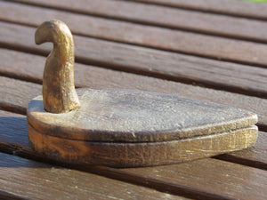 Scatola proveniente dall'India realizzata in legno di teak, databile prima metà 900. Il pezzo è dotato di un piano girevole che si apre rivelando ulteriore spazio di archiviazione e scomparti. Le scatole di tikka con coperchio contenevano originariamente vari pigmenti colorati, principalmente per applicare il marchio indù Bindi sulla fronte in base all'età e all'utilizzo. Pezzo unico, perfettamente conservato, patina originale.  dimensioni 15x6 h9 cm