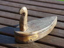 Carica l&#39;immagine nel visualizzatore di Gallery, Scatola proveniente dall&#39;India realizzata in legno di teak, databile prima metà 900. Il pezzo è dotato di un piano girevole che si apre rivelando ulteriore spazio di archiviazione e scomparti. Le scatole di tikka con coperchio contenevano originariamente vari pigmenti colorati, principalmente per applicare il marchio indù Bindi sulla fronte in base all&#39;età e all&#39;utilizzo. Pezzo unico, perfettamente conservato, patina originale.  dimensioni 15x6 h9 cm