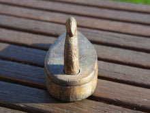 Carica l&#39;immagine nel visualizzatore di Gallery, Scatola proveniente dall&#39;India realizzata in legno di teak, databile prima metà 900. Il pezzo è dotato di un piano girevole che si apre rivelando ulteriore spazio di archiviazione e scomparti. Le scatole di tikka con coperchio contenevano originariamente vari pigmenti colorati, principalmente per applicare il marchio indù Bindi sulla fronte in base all&#39;età e all&#39;utilizzo. Pezzo unico, perfettamente conservato, patina originale.  dimensioni 15x6 h9 cm
