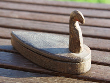 Carica l&#39;immagine nel visualizzatore di Gallery, Scatola proveniente dall&#39;India realizzata in legno di teak, databile prima metà 900. Il pezzo è dotato di un piano girevole che si apre rivelando ulteriore spazio di archiviazione e scomparti. Le scatole di tikka con coperchio contenevano originariamente vari pigmenti colorati, principalmente per applicare il marchio indù Bindi sulla fronte in base all&#39;età e all&#39;utilizzo. Pezzo unico, perfettamente conservato, patina originale.  dimensioni 15x6 h9 cm