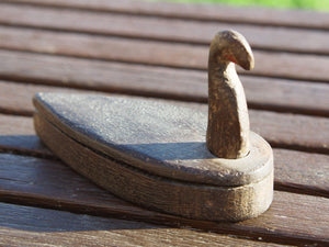 Scatola proveniente dall'India realizzata in legno di teak, databile prima metà 900. Il pezzo è dotato di un piano girevole che si apre rivelando ulteriore spazio di archiviazione e scomparti. Le scatole di tikka con coperchio contenevano originariamente vari pigmenti colorati, principalmente per applicare il marchio indù Bindi sulla fronte in base all'età e all'utilizzo. Pezzo unico, perfettamente conservato, patina originale.  dimensioni 15x6 h9 cm