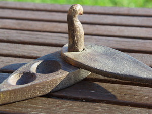 Scatola proveniente dall'India realizzata in legno di teak, databile prima metà 900. Il pezzo è dotato di un piano girevole che si apre rivelando ulteriore spazio di archiviazione e scomparti. Le scatole di tikka con coperchio contenevano originariamente vari pigmenti colorati, principalmente per applicare il marchio indù Bindi sulla fronte in base all'età e all'utilizzo. Pezzo unico, perfettamente conservato, patina originale.  dimensioni 15x6 h9 cm