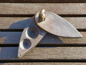 Scatola proveniente dall'India realizzata in legno di teak, databile prima metà 900. Il pezzo è dotato di un piano girevole che si apre rivelando ulteriore spazio di archiviazione e scomparti. Le scatole di tikka con coperchio contenevano originariamente vari pigmenti colorati, principalmente per applicare il marchio indù Bindi sulla fronte in base all'età e all'utilizzo. Pezzo unico, perfettamente conservato, patina originale.  dimensioni 15x6 h9 cm