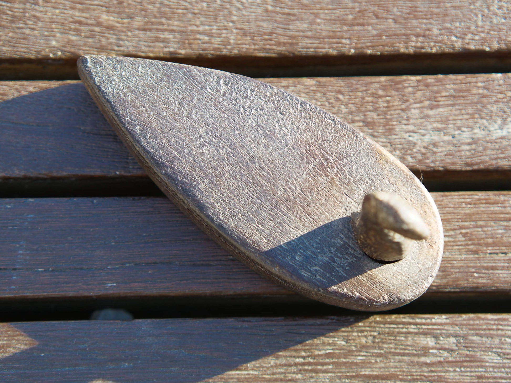 Scatola proveniente dall'India realizzata in legno di teak, databile prima metà 900. Il pezzo è dotato di un piano girevole che si apre rivelando ulteriore spazio di archiviazione e scomparti. Le scatole di tikka con coperchio contenevano originariamente vari pigmenti colorati, principalmente per applicare il marchio indù Bindi sulla fronte in base all'età e all'utilizzo. Pezzo unico, perfettamente conservato, patina originale.  dimensioni 15x6 h9 cm
