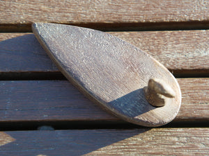 Scatola proveniente dall'India realizzata in legno di teak, databile prima metà 900. Il pezzo è dotato di un piano girevole che si apre rivelando ulteriore spazio di archiviazione e scomparti. Le scatole di tikka con coperchio contenevano originariamente vari pigmenti colorati, principalmente per applicare il marchio indù Bindi sulla fronte in base all'età e all'utilizzo. Pezzo unico, perfettamente conservato, patina originale.  dimensioni 15x6 h9 cm