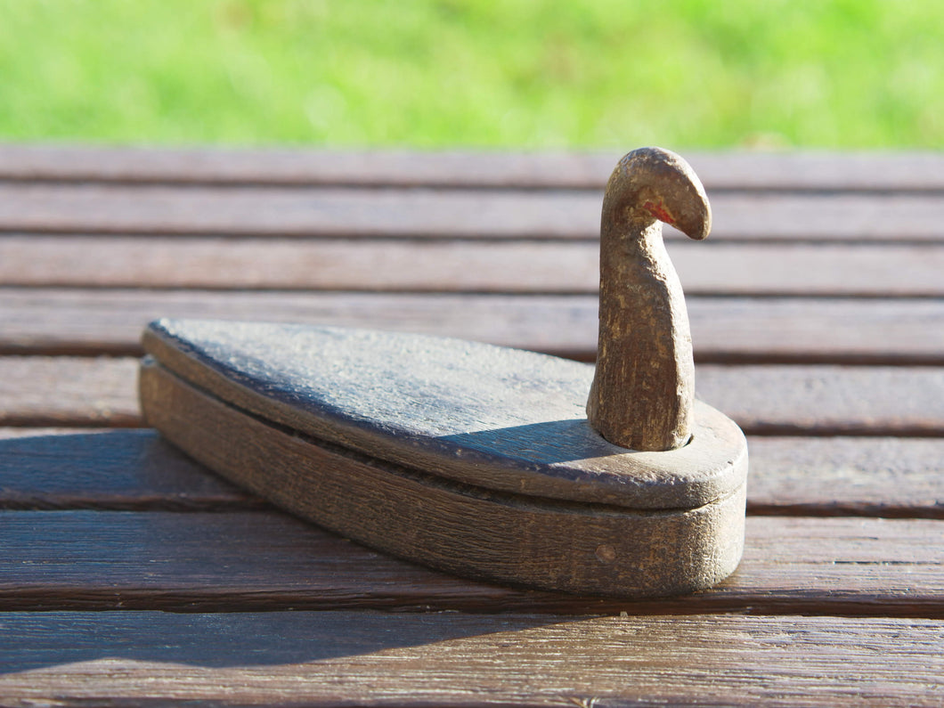 Scatola proveniente dall'India realizzata in legno di teak, databile prima metà 900. Il pezzo è dotato di un piano girevole che si apre rivelando ulteriore spazio di archiviazione e scomparti. Le scatole di tikka con coperchio contenevano originariamente vari pigmenti colorati, principalmente per applicare il marchio indù Bindi sulla fronte in base all'età e all'utilizzo. Pezzo unico, perfettamente conservato, patina originale.  dimensioni 15x6 h9 cm