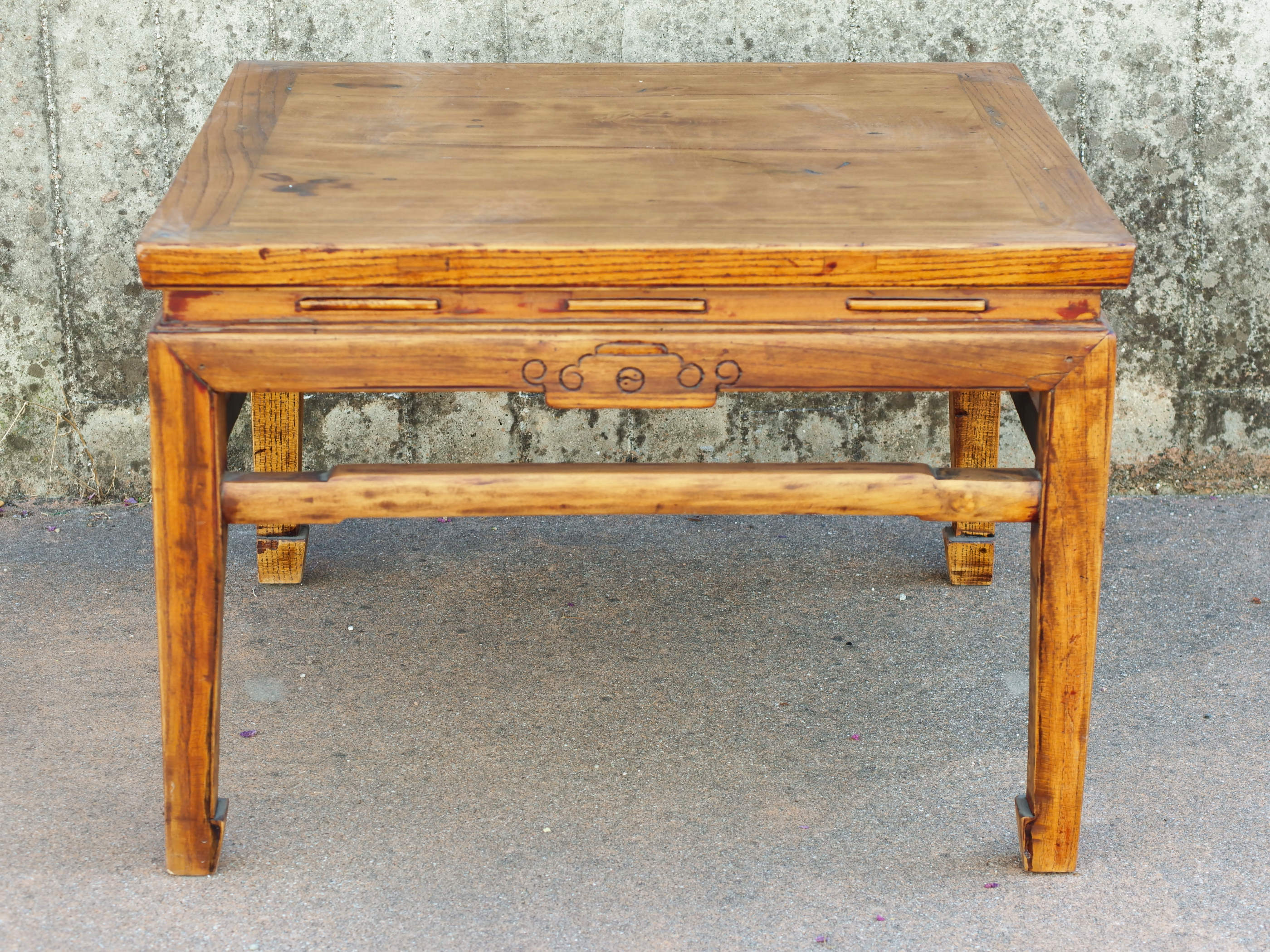 Tavolino Cinese in legno di olmo, databile primi '900.  Dimensioni 80x80 h55cm.   per ulteriori info o foto watshapp 0039 3338778241  mail info@etniko.it etsy / facebook/instagram :etnikobycrosato