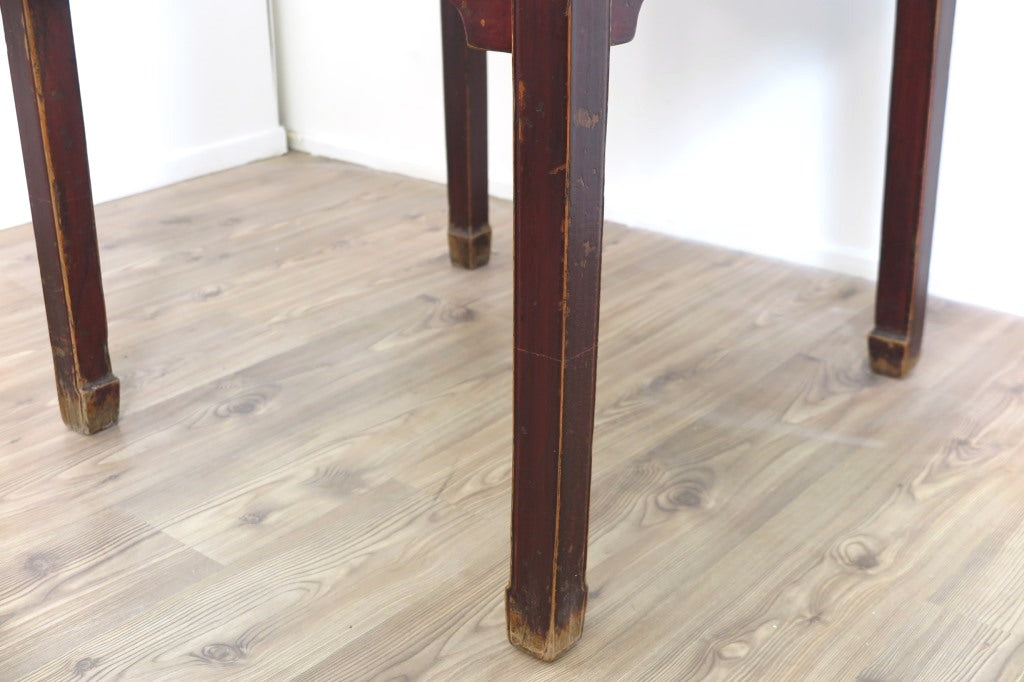 Tavolo Con 4 Cassetti In Olomo Laccato Rosso. Di Origine Cinese Proveniente Dalla Regione Dello Hebei. Pezzo Unico. Dimensioni 80x80xh84cm.