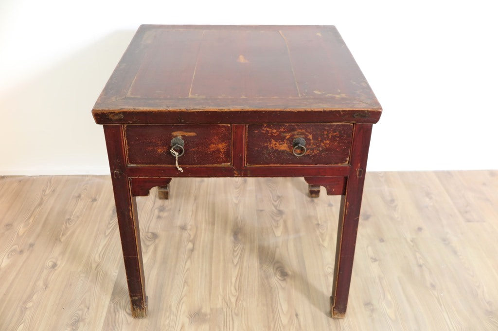 Tavolo Con 4 Cassetti In Olomo Laccato Rosso. Di Origine Cinese Proveniente Dalla Regione Dello Hebei. Pezzo Unico. Dimensioni 80x80xh84cm.