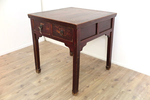 Tavolo Con 4 Cassetti In Olomo Laccato Rosso. Di Origine Cinese Proveniente Dalla Regione Dello Hebei. Pezzo Unico. Dimensioni 80x80xh84cm.