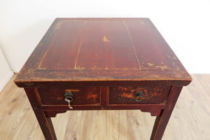Tavolo Con 4 Cassetti In Olomo Laccato Rosso. Di Origine Cinese Proveniente Dalla Regione Dello Hebei. Pezzo Unico. Dimensioni 80x80xh84cm.