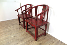 Carica l&#39;immagine nel visualizzatore di Gallery, Coppia Di Troni Cinesi Laccati Rossi,  In Legno Di Olmo Curvato A Vapore Ed Assemblato Ad Incastro. Pezzi Unici Molto Rari E In Ottimo Stato Di Conservazione, Tutte Le Parti Sono Originali, Dalle Incisioni Ai Piccoli Pezzi Di Legno Per Sostenere I Braccioli. Databile   Metà &#39;900. Proveniente Dalla Regione Dello Shanxi. Dimensioni 65x51xh106cm. Il Prezzo E&#39; Per La Coppia Ma Sono Vendibili Anche Singolarmente.
