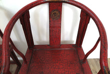 Carica l&#39;immagine nel visualizzatore di Gallery, Coppia Di Troni Cinesi Laccati Rossi,  In Legno Di Olmo Curvato A Vapore Ed Assemblato Ad Incastro. Pezzi Unici Molto Rari E In Ottimo Stato Di Conservazione, Tutte Le Parti Sono Originali, Dalle Incisioni Ai Piccoli Pezzi Di Legno Per Sostenere I Braccioli. Databile   Metà &#39;900. Proveniente Dalla Regione Dello Shanxi. Dimensioni 65x51xh106cm. Il Prezzo E&#39; Per La Coppia Ma Sono Vendibili Anche Singolarmente.