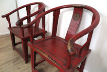Carica l&#39;immagine nel visualizzatore di Gallery, Coppia Di Troni Cinesi Laccati Rossi,  In Legno Di Olmo Curvato A Vapore Ed Assemblato Ad Incastro. Pezzi Unici Molto Rari E In Ottimo Stato Di Conservazione, Tutte Le Parti Sono Originali, Dalle Incisioni Ai Piccoli Pezzi Di Legno Per Sostenere I Braccioli. Databile   Metà &#39;900. Proveniente Dalla Regione Dello Shanxi. Dimensioni 65x51xh106cm. Il Prezzo E&#39; Per La Coppia Ma Sono Vendibili Anche Singolarmente.
