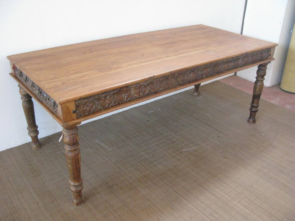 Vecchio Tavolo Indiano Con Fregio Inciso. Dimensioni 195x90xh76cm.