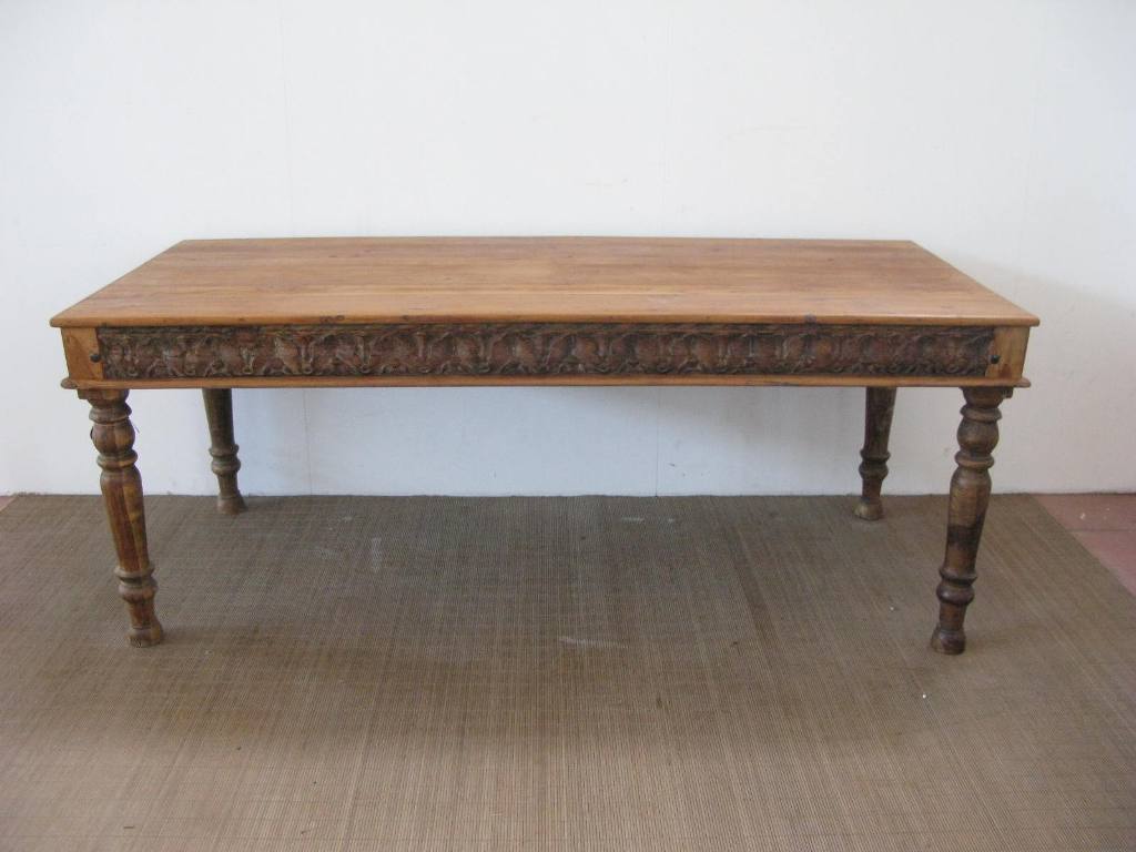 Vecchio Tavolo Indiano Con Fregio Inciso. Dimensioni 195x90xh76cm.