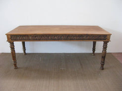 Vecchio Tavolo Indiano Con Fregio Inciso. Dimensioni 195x90xh76cm.