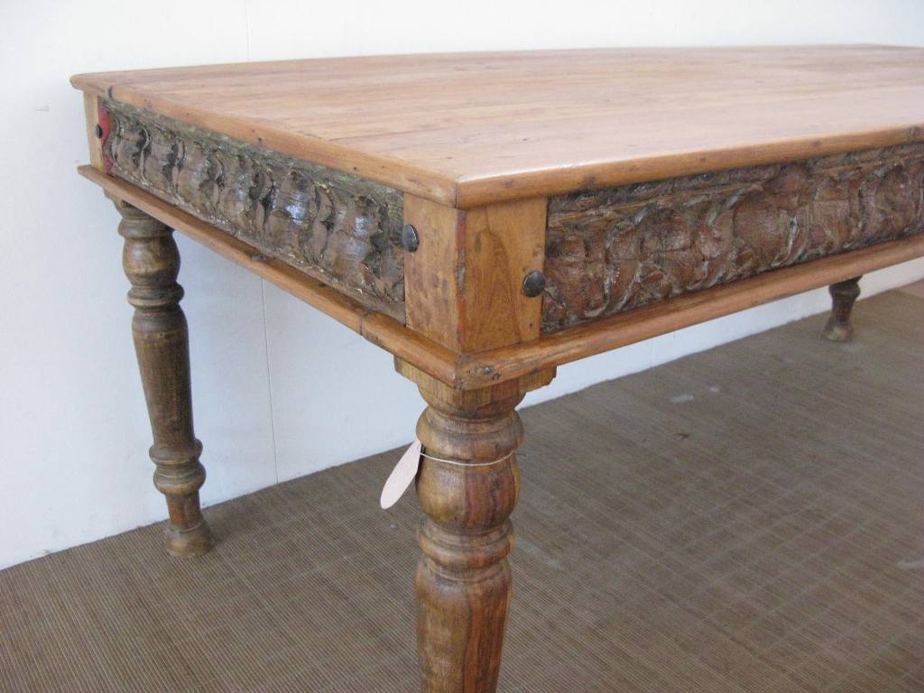 Vecchio Tavolo Indiano Con Fregio Inciso. Dimensioni 195x90xh76cm.