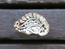 Carica l&#39;immagine nel visualizzatore di Gallery, Timbro artigianale in legno per tessuti usato in India per la tradizionale lavorazione print block. Ricavato da un unico pezzo di legno intagliato. Stampo utilizzato per cornici su muro, tessuti, carta ecc...  Dimensioni 4x2.5 prof.3 cm