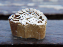 Carica l&#39;immagine nel visualizzatore di Gallery, Timbro artigianale in legno per tessuti usato in India per la tradizionale lavorazione print block. Ricavato da un unico pezzo di legno intagliato. Stampo utilizzato per cornici su muro, tessuti, carta ecc...  Dimensioni 4x2.5 prof.3 cm