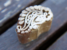 Carica l&#39;immagine nel visualizzatore di Gallery, Timbro artigianale in legno per tessuti usato in India per la tradizionale lavorazione print block. Ricavato da un unico pezzo di legno intagliato. Stampo utilizzato per cornici su muro, tessuti, carta ecc...  Dimensioni 4x2.5 prof.3 cm