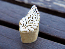 Carica l&#39;immagine nel visualizzatore di Gallery, Timbro artigianale in legno per tessuti usato in India per la tradizionale lavorazione print block. Ricavato da un unico pezzo di legno intagliato. Stampo utilizzato per cornici su muro, tessuti, carta ecc...  Dimensioni 4x3 prof.3 cm
