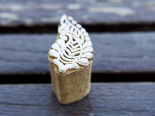 Carica l&#39;immagine nel visualizzatore di Gallery, Timbro artigianale in legno per tessuti usato in India per la tradizionale lavorazione print block. Ricavato da un unico pezzo di legno intagliato. Stampo utilizzato per cornici su muro, tessuti, carta ecc...  Dimensioni 4x3 prof.3 cm