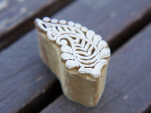 Carica l&#39;immagine nel visualizzatore di Gallery, Timbro artigianale in legno per tessuti usato in India per la tradizionale lavorazione print block. Ricavato da un unico pezzo di legno intagliato. Stampo utilizzato per cornici su muro, tessuti, carta ecc...  Dimensioni 4x3 prof.3 cm