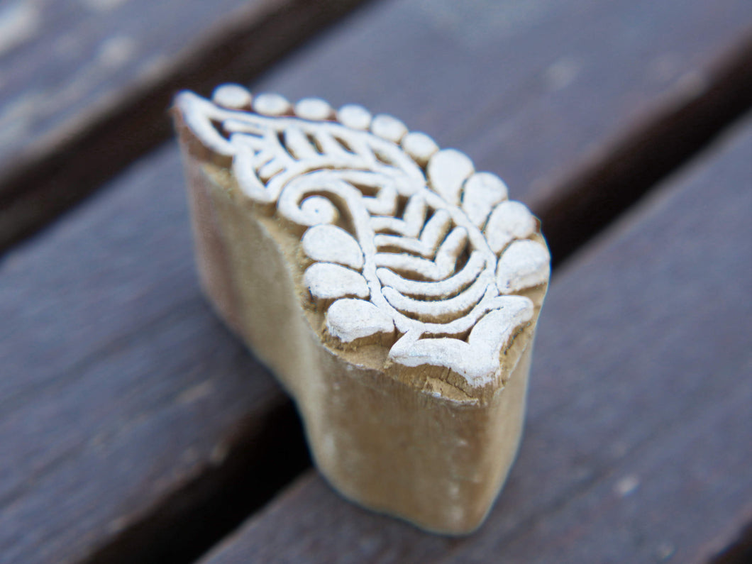 Timbro artigianale in legno per tessuti usato in India per la tradizionale lavorazione print block. Ricavato da un unico pezzo di legno intagliato. Stampo utilizzato per cornici su muro, tessuti, carta ecc...  Dimensioni 4x3 prof.3 cm