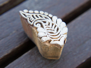 Timbro artigianale in legno per tessuti usato in India per la tradizionale lavorazione print block. Ricavato da un unico pezzo di legno intagliato. Stampo utilizzato per cornici su muro, tessuti, carta ecc...  Dimensioni 4x3 prof.3 cm