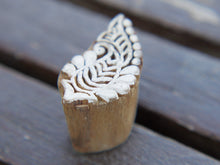 Carica l&#39;immagine nel visualizzatore di Gallery, Timbro artigianale in legno per tessuti usato in India per la tradizionale lavorazione print block. Ricavato da un unico pezzo di legno intagliato. Stampo utilizzato per cornici su muro, tessuti, carta ecc...  Dimensioni 4x3 prof.3 cm