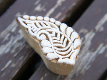 Carica l&#39;immagine nel visualizzatore di Gallery, Timbro artigianale in legno per tessuti usato in India per la tradizionale lavorazione print block. Ricavato da un unico pezzo di legno intagliato. Stampo utilizzato per cornici su muro, tessuti, carta ecc...  Dimensioni 4x3 prof.3 cm