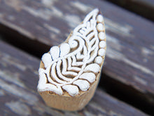Carica l&#39;immagine nel visualizzatore di Gallery, Timbro artigianale in legno per tessuti usato in India per la tradizionale lavorazione print block. Ricavato da un unico pezzo di legno intagliato. Stampo utilizzato per cornici su muro, tessuti, carta ecc...  Dimensioni 4x3 prof.3 cm