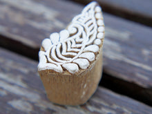 Carica l&#39;immagine nel visualizzatore di Gallery, Timbro artigianale in legno per tessuti usato in India per la tradizionale lavorazione print block. Ricavato da un unico pezzo di legno intagliato. Stampo utilizzato per cornici su muro, tessuti, carta ecc...  Dimensioni 4x3 prof.3 cm